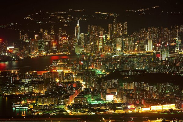Ночной мегаполис и светящиеся здания