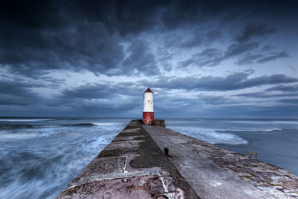 Foto eines verlassenen Leuchtturms am Meer