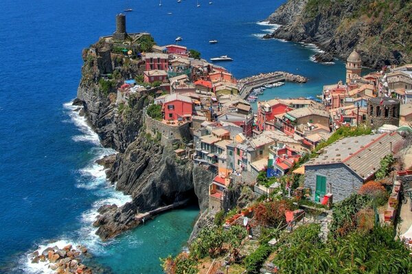 Vista desde arriba de la costa del mar de Liguria