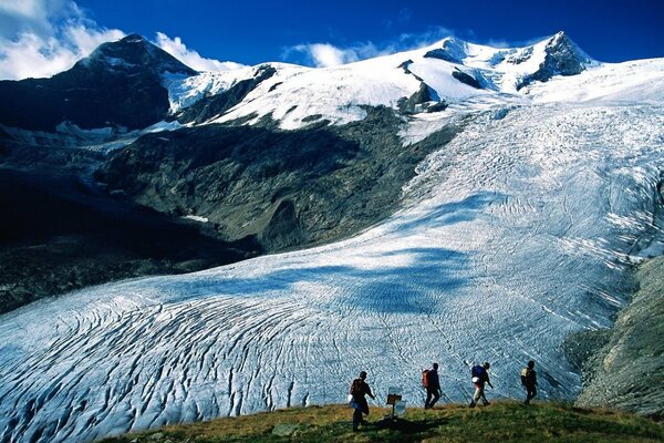 Verschneite Alpen klettern Touristen