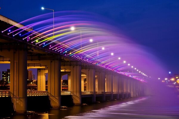 Noche de arco iris en la ciudad asiática