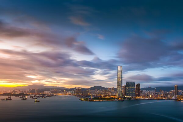 Das abendliche Hongkong, seine Gebäude und der Hafen