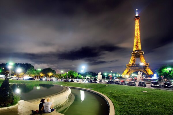 Paris nocturne avec vue sur la tour