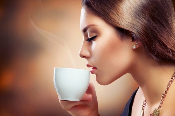 Ein wunderbares Mädchen trinkt Kaffee
