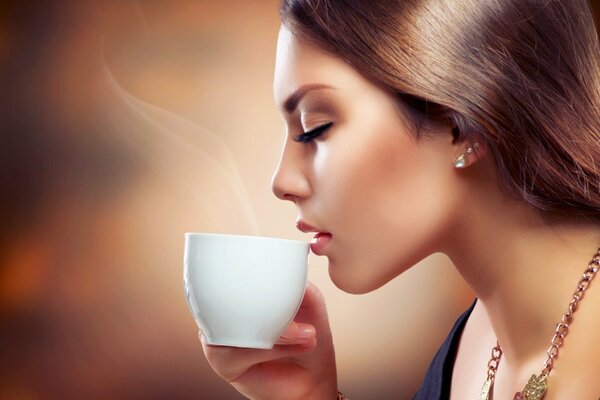 Meravigliosa ragazza beve caffè