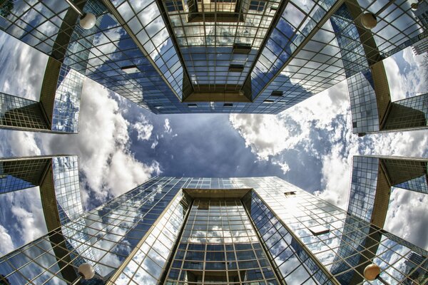 Una mirada al cielo. Reflejo de las nubes celestes