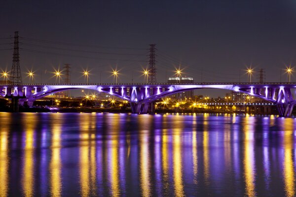 Luces brillantes de la ciudad de la noche de China en el puente