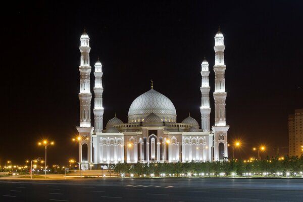 Mosquée de la cathédrale dans la ville de nuit