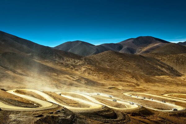 Route poussiéreuse dans l une des villes chinoises