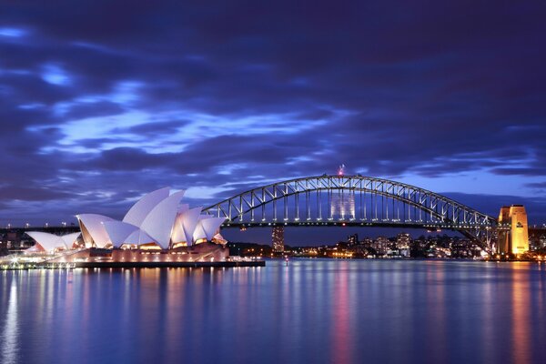 Eine Brücke in Sydney. Bucht, Meer