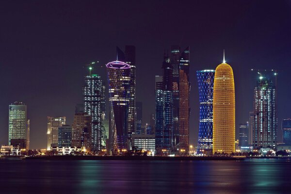 Luci di grattacieli nella città di Doha nella notte