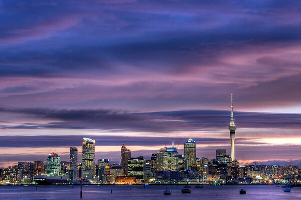 El centro de Auckland en las luces nocturnas de los rascacielos