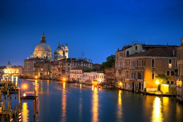 Canal Grande a Venezia con luci soffuse