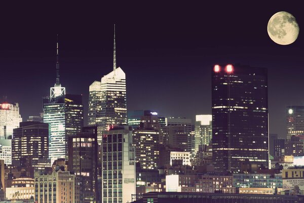 Lune dans la ville de nuit de New York