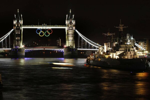 Die Nachttower Bridge und die olympischen Ringe