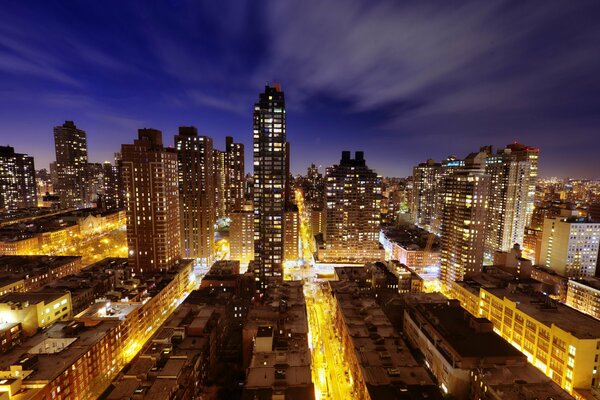 В городе Нью-Йорке ночью хорошо освещаются улицы
