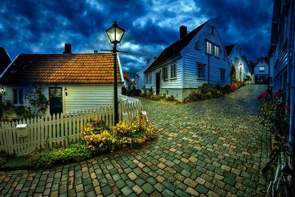 Gemütliche Straße in der Nacht im Laternenlicht