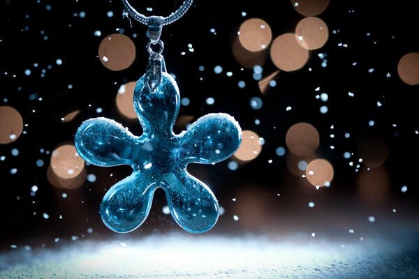 Flower-shaped pendant in the snow