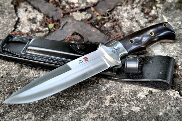 Coltello da caccia in acciaio con guaina