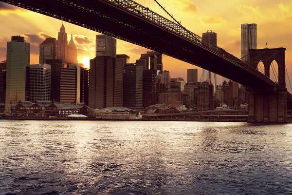 Ponte sul mare di New York all alba