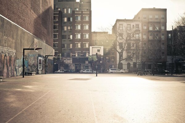 Basketballplatz unter strahlender Sonne