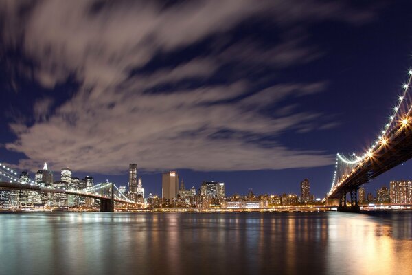 Brooklyn Bridge im Hintergrund der Stadt