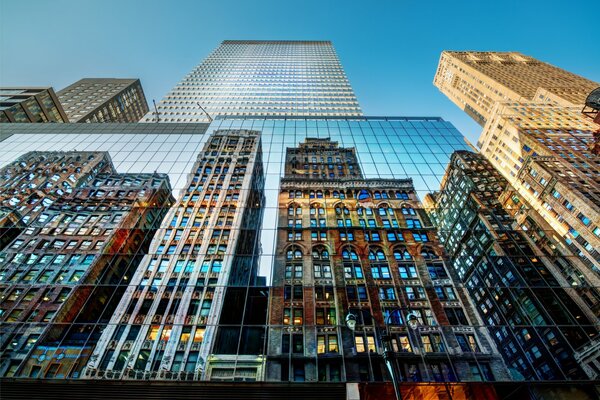 A New York, gli edifici si riflettono l uno nell altro, creando un esperienza incredibile