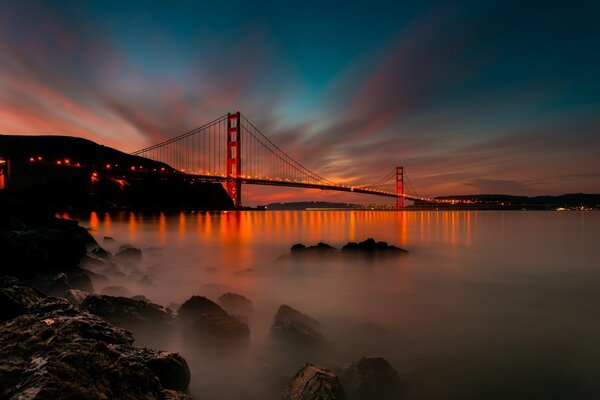 Калифорнийский зманетый мост на закате