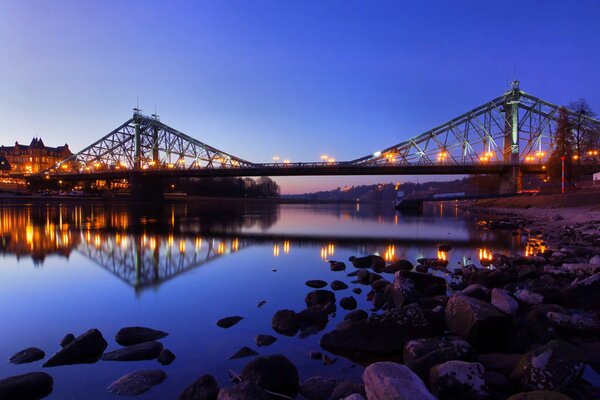 Reflejo del puente en el agua al anochecer