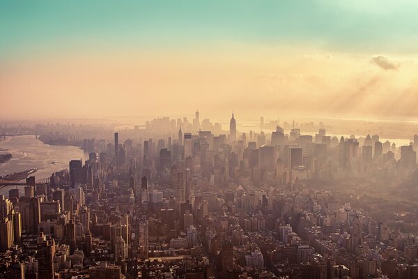 New York, gratte-ciel brouillard