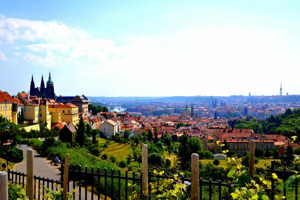 Vieille ville de Prague sur une journée ensoleillée