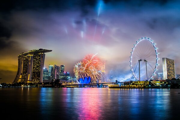 Ciudad de Singapur noche festiva