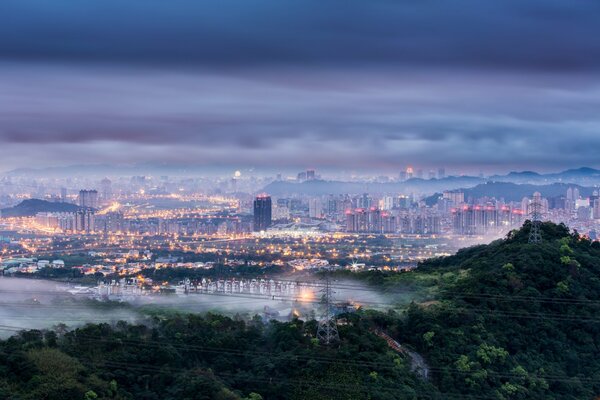 Ciudad de Taiwán su cálculo y neblina