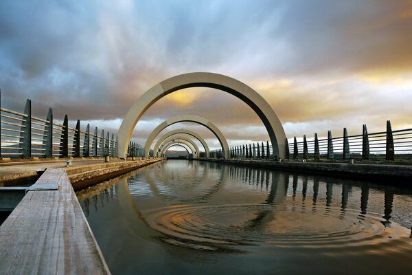 Paisaje urbano moderno con puente y río