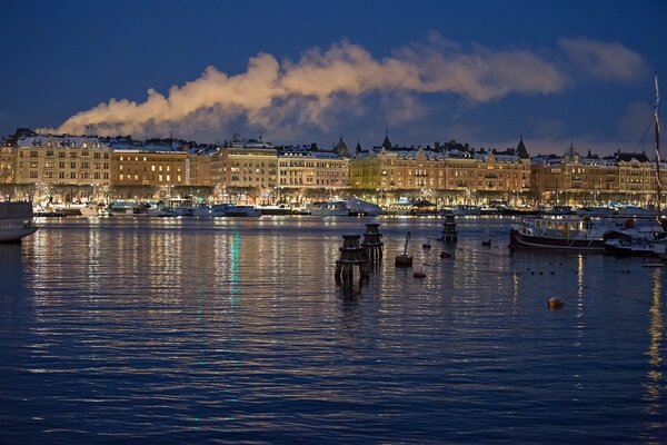 Puerto de la ciudad en Suecia con buen tiempo