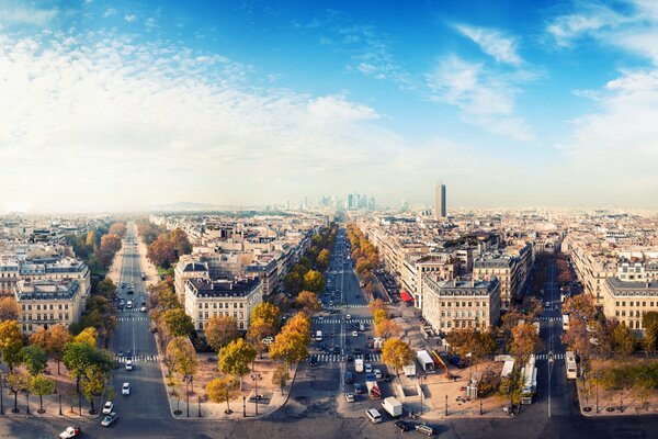 Cielo y nubes sobre París de otoño