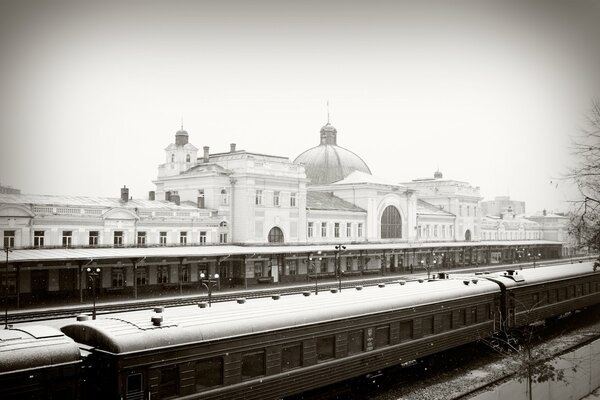 Schwarz-Weiß-Foto der Wintereisenbahn von Iwano-Frankiwsk