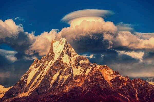 Montañas con nieve y nubes sobre las montañas