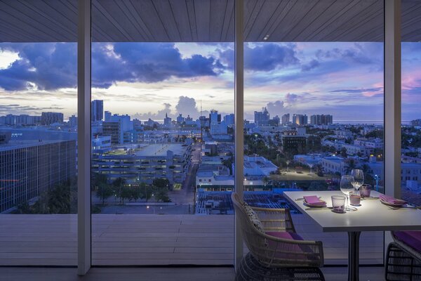 Vista de la ciudad por la noche