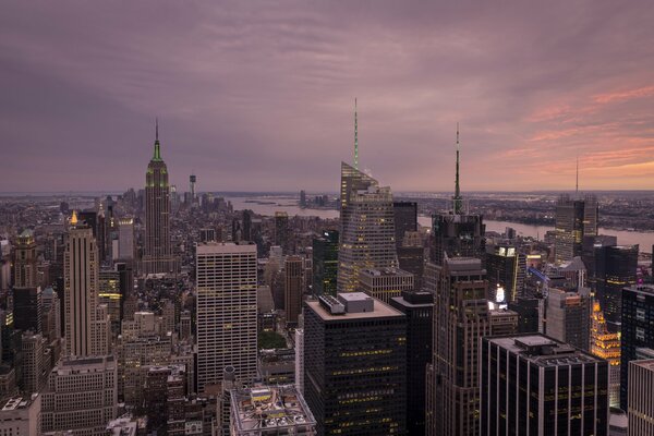 Grattacieli sullo sfondo di un fiume a New York