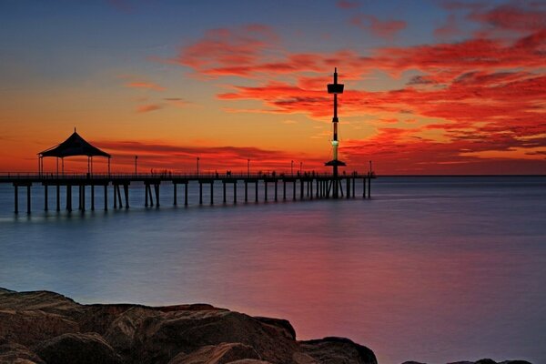 Puesta de sol mágica en el hermoso mar