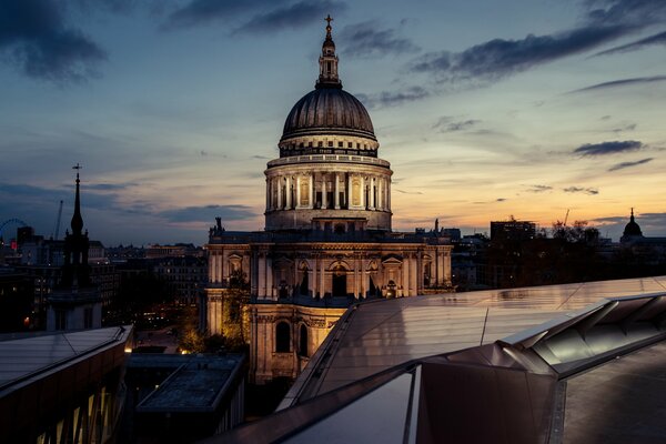 St Pauls Cathedral in London at sunset