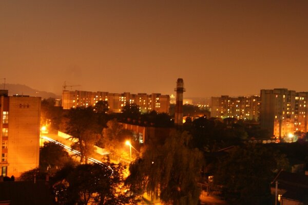 Nocne miasto z drzewami i drogą