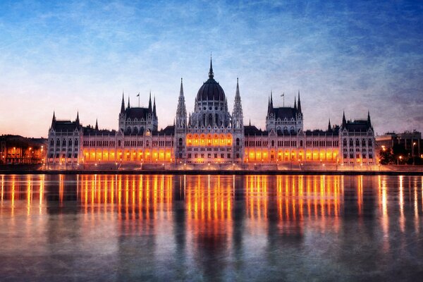 Parlamento de Budapest por la noche en el río Danubio