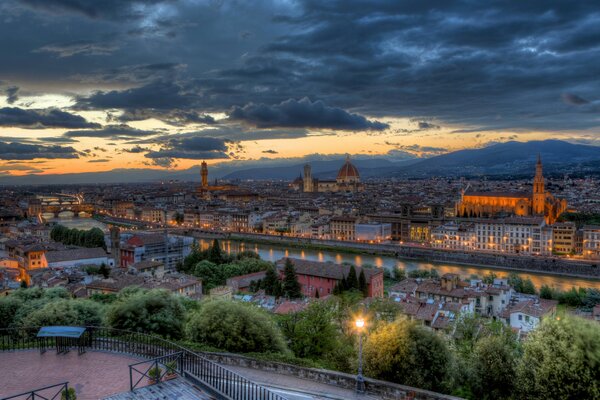 Panorama des abendlichen Florenz in Lichtern