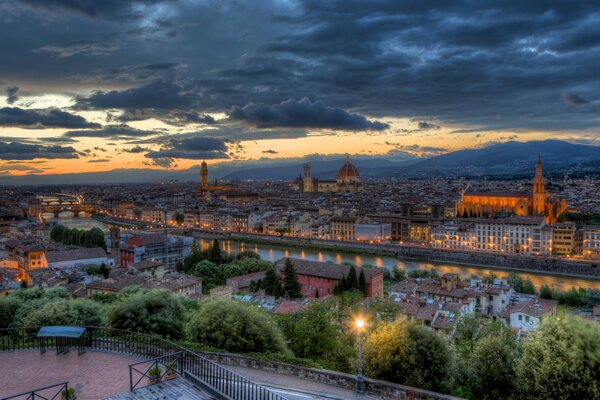 Panorama de la Florencia de la noche en las luces