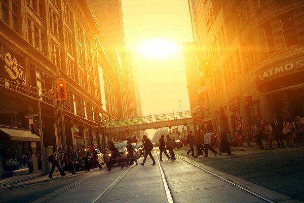 Menschen überqueren die Straße in Toronto