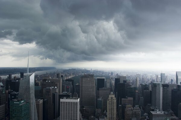 Gewitterwolken in New York in den USA sind sehr düster