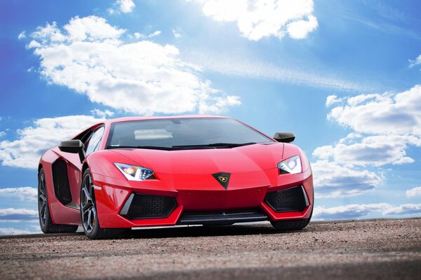 Roter Lamborghini auf einem blauen Himmelshintergrund