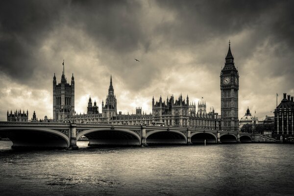 Schwarz-Weiß-London mit Brücke über die Themse